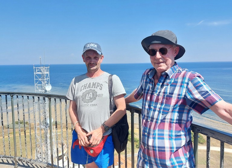 Buitenhof Reizen - Begeleide groepsreizen voor mensen met een verstandelijke beperking - Het Franse eiland Ile d'Oleron - reiziger met begeleider op de vuurtoren 