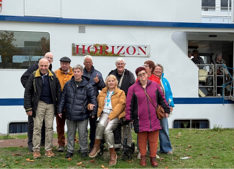 Buitenhof Reizen - Begeleide groepsreizen voor mensen met een verstandelijke beperking - Riviercruise Friesland & Noord-Holland - Groep bij boot