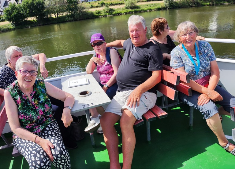 Buitenhof Reizen - Begeleide groepsreizen voor mensen met een verstandelijke beperking - Leiwen aan de Moezel - groep reizigers op de boot 