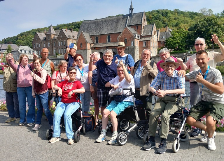 Buitenhof Reizen - Begeleide groepsreizen voor mensen met een verstandelijke beperking - La Roche-en-Ardenne -  groepsfoto aan het water