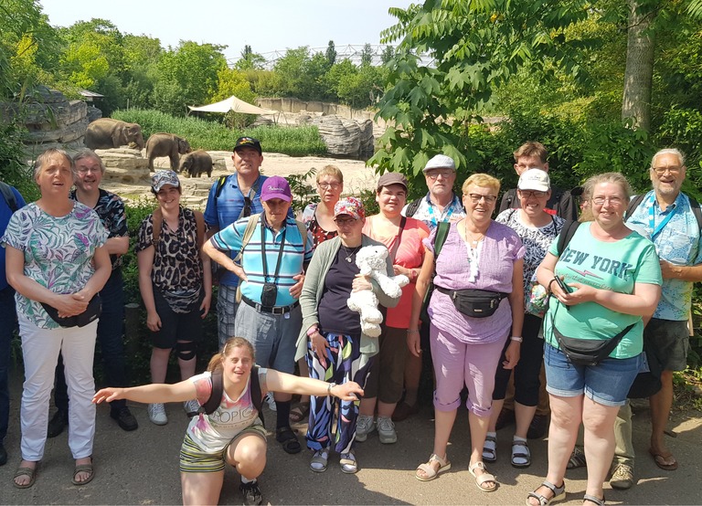 Buitenhof Reizen - Begeleide groepsreizen voor mensen met een verstandelijke beperking - Wildlands & hunebedden -  Groepsfoto