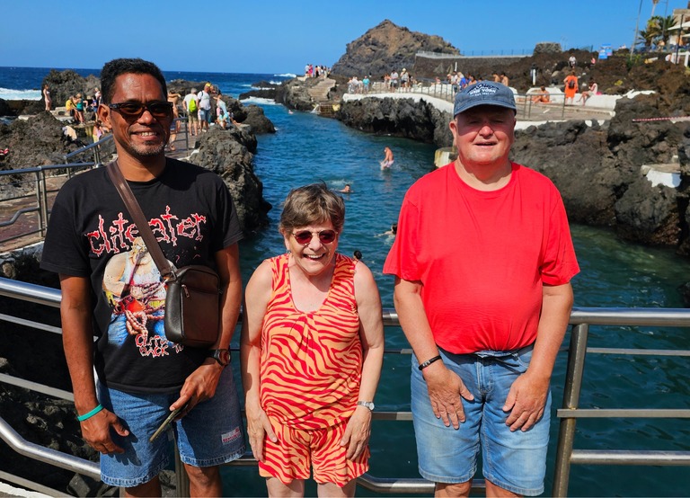 Buitenhof Reizen - Begeleide groepsreizen voor mensen met een verstandelijke beperking - Tenerife - drie reizigers aan het water