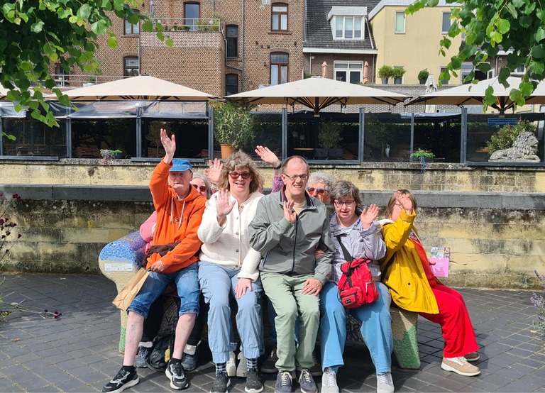 Buitenhof Reizen - Begeleide groepsreizen voor mensen met een verstandelijke beperking - Valkenburg Cauberg - groepsfoto zwaaien