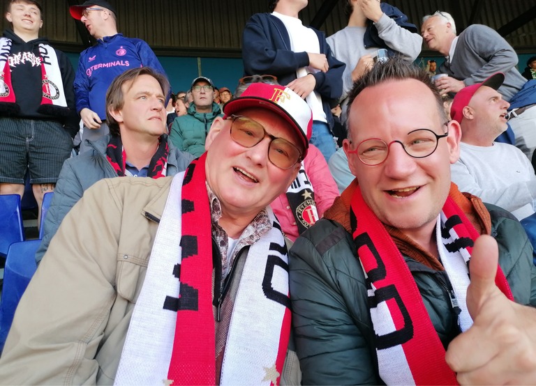 Buitenhof Reizen - Begeleide groepsreizen voor mensen met een verstandelijke beperking - Voetbalreis Feyenoord - NEC - reizigers op tribune