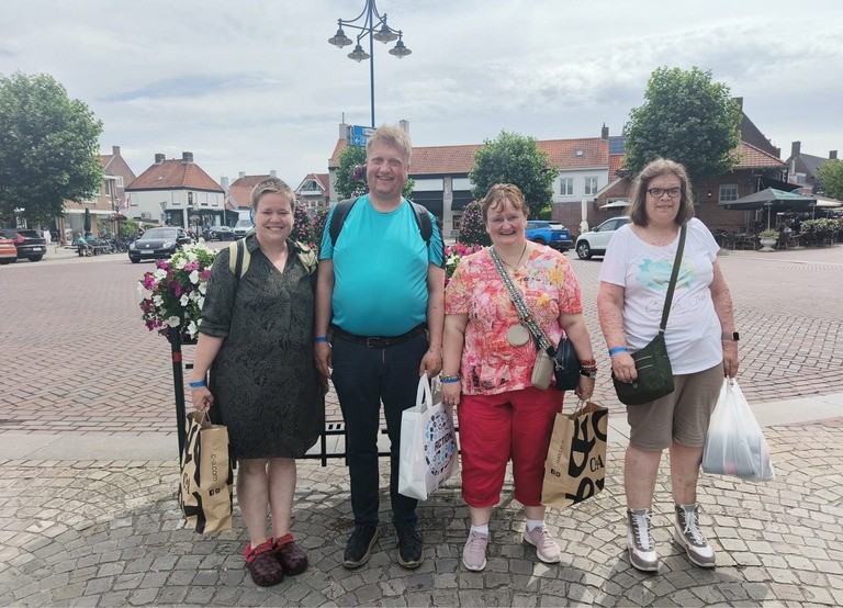 Buitenhof Reizen - Begeleide groepsreizen voor mensen met een verstandelijke beperking - Zomers Zeeland (on) - 4 reizigers op een rij