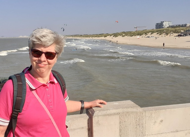 Buitenhof Reizen - Begeleide groepsreizen voor mensen met een verstandelijke beperking - Belgische kust - reiziger op pier