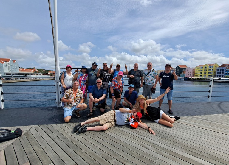 Buitenhof Reizen - Begeleide groepsreizen voor mensen met een verstandelijke beperking - Curacao - groepsfoto Willemstad