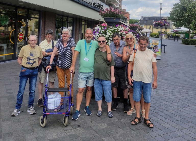 Buitenhof Reizen - Begeleide groepsreizen voor mensen met een verstandelijke beperking - Muziekreis Valkenburg - groepsfoto in het centrum