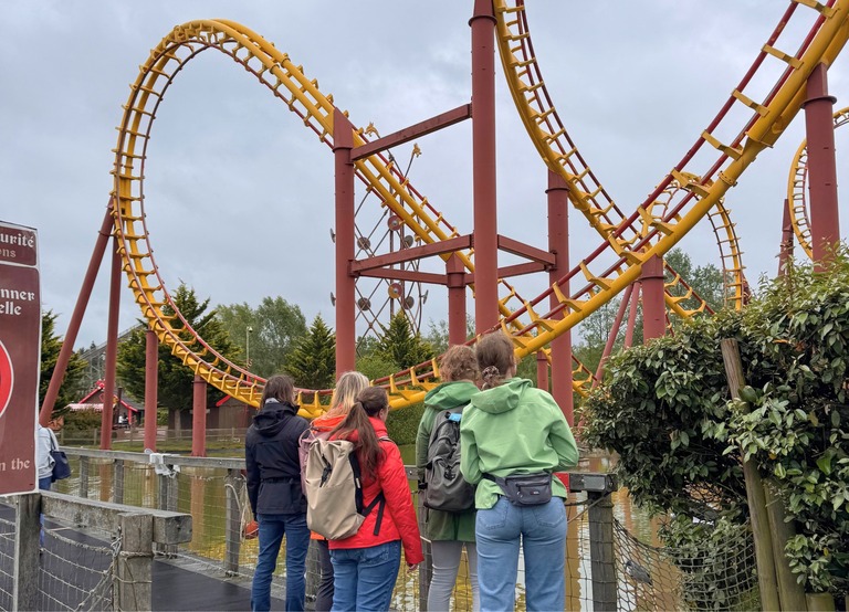 Buitenhof Reizen - Begeleide groepsreizen voor mensen met een verstandelijke beperking - Parc Asterix - reizigers bij achtbaan