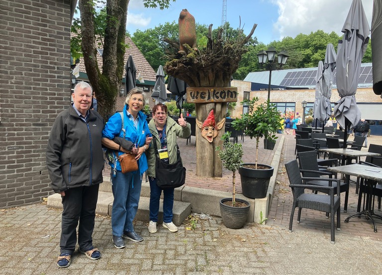 Buitenhof Reizen - Begeleide groepsreizen voor mensen met een verstandelijke beperking - Noord-Limburg  - twee reizigers met begeleider bij terras
