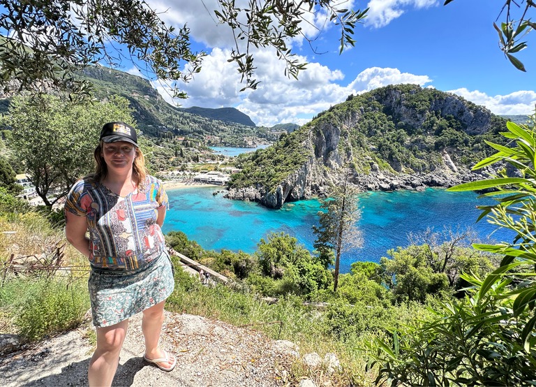 Buitenhof Reizen - Begeleide groepsreizen voor mensen met een verstandelijke beperking - Corfu  - reiziger bij uitzichtpunt