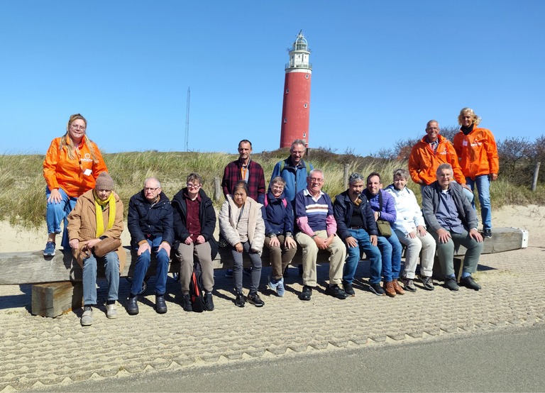 Buitenhof Reizen - Begeleide groepsreizen voor mensen met een verstandelijke beperking - Texel - groep met begeleiding voor de vuurtoren 