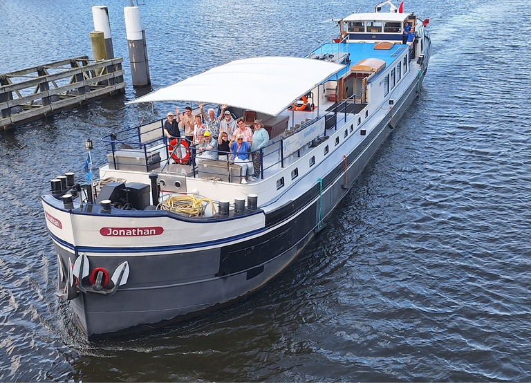 Buitenhof Reizen - Begeleide groepsreizen voor mensen met een verstandelijke beperking - Vaarvakantie door Overijssel - schip met groep reizigers