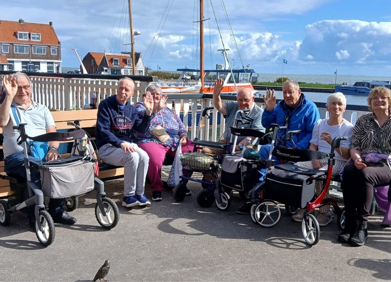 Buitenhof Reizen - Begeleide groepsreizen voor mensen met een verstandelijke beperking - Volendam - groepje zittend aan de haven