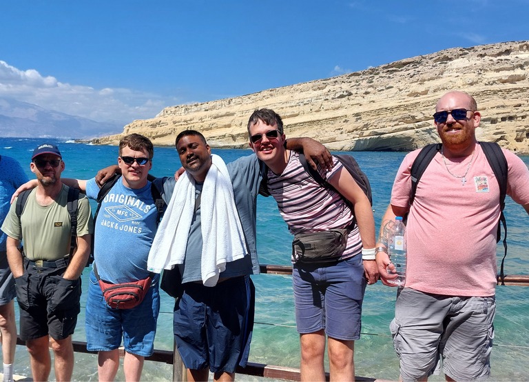 Buitenhof Reizen - Begeleide groepsreizen voor mensen met een verstandelijke beperking - Kreta (8) - reizigers bij het water