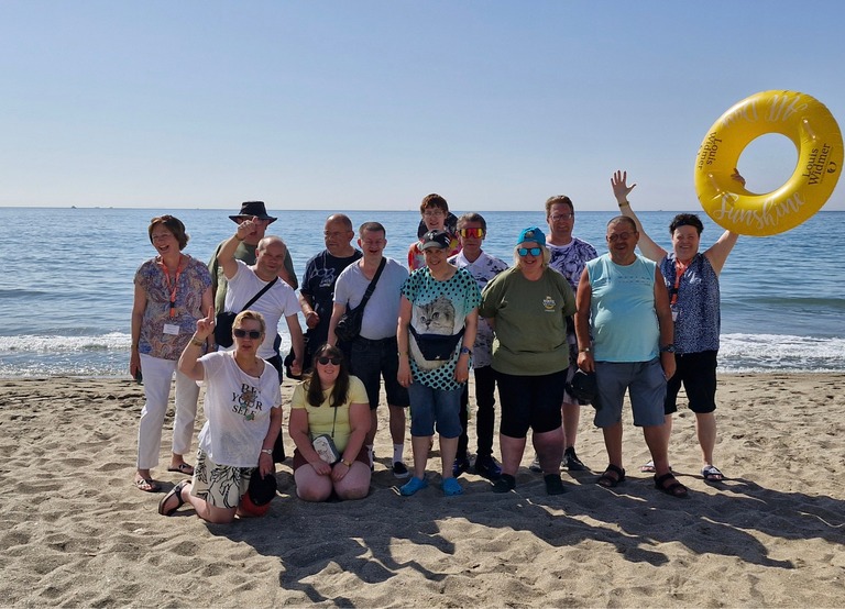 Buitenhof Reizen - Begeleide groepsreizen voor mensen met een verstandelijke beperking - Fuengirola - groepsfoto op het strand