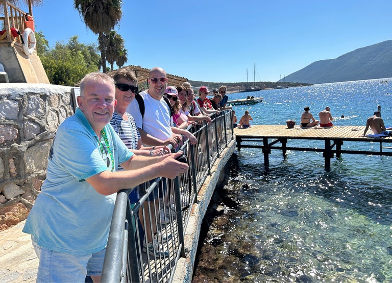 Buitenhof Reizen - Begeleide groepsreizen voor mensen met een verstandelijke beperking - Bodrum - groepsfoto bij de zee