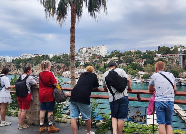 Buitenhof Reizen - Begeleide groepsreizen voor mensen met een verstandelijke beperking - Antalya - groepje met uitzicht op het water 