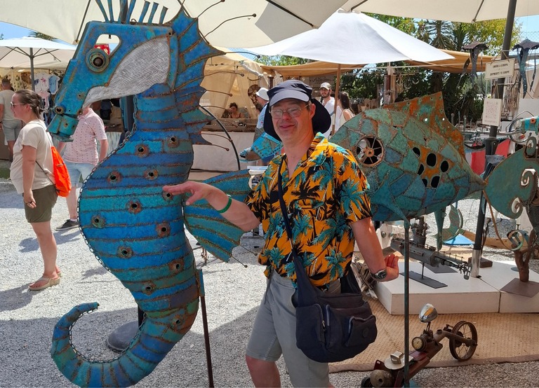 Buitenhof Reizen - Begeleide groepsreizen voor mensen met een verstandelijke beperking - Ibiza - reiziger met zeepaard kunstwerk