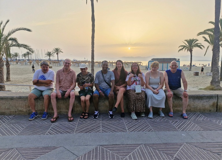 Buitenhof Reizen - Begeleide groepsreizen voor mensen met een verstandelijke beperking - Mallorca (12) - groep op stoeprand 
