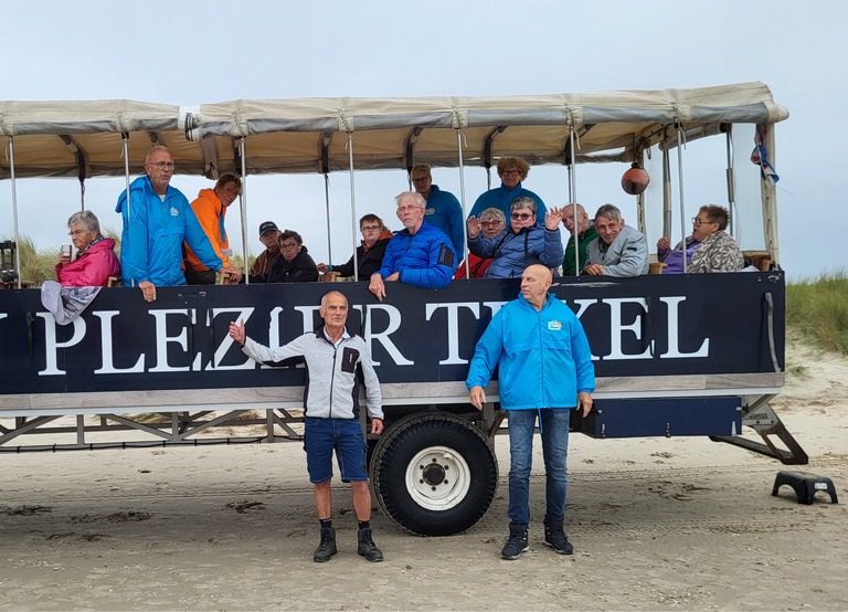 Buitenhof Reizen - Begeleide groepsreizen voor mensen met een verstandelijke beperking - Texel - reizigers in huifkar