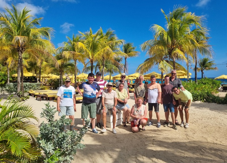 Buitenhof Reizen - Begeleide groepsreizen voor mensen met een verstandelijke beperking - CuraÃ§ao - groepsfoto op het strand
