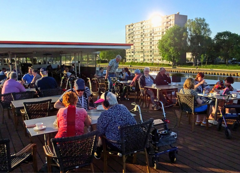 Buitenhof Reizen - Begeleide groepsreizen voor mensen met een verstandelijke beperking - Zomercruise (zo) (R1) - reizigers op het dek