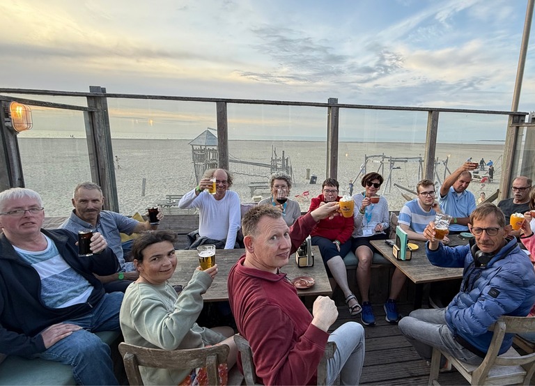 Buitenhof Reizen - Begeleide groepsreizen voor mensen met een verstandelijke beperking - Ouddorp - op het terras op het strand