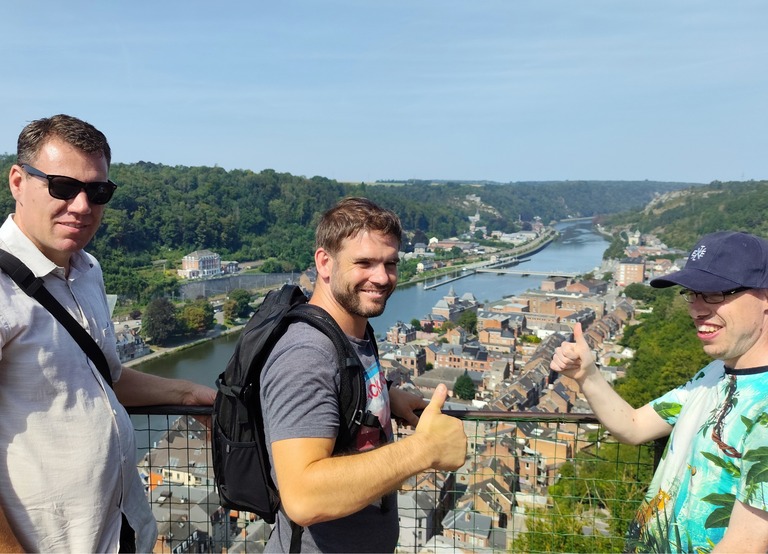 Buitenhof Reizen - Begeleide groepsreizen voor mensen met een verstandelijke beperking - La Roche-en-Adrenne - drie reizigers met uitzicht over de maas