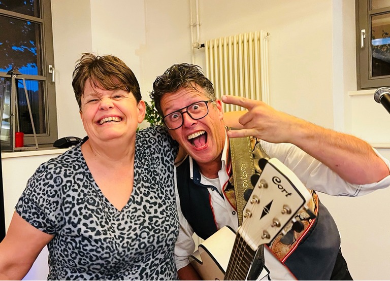Buitenhof Reizen - Begeleide groepsreizen voor mensen met een verstandelijke beperking - Muziekreis Neuerburg - reiziger met artiest
