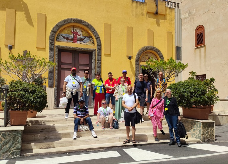 Buitenhof Reizen - Begeleide groepsreizen voor mensen met een verstandelijke beperking - SiciliÃ« - groep voor gele kerk 
