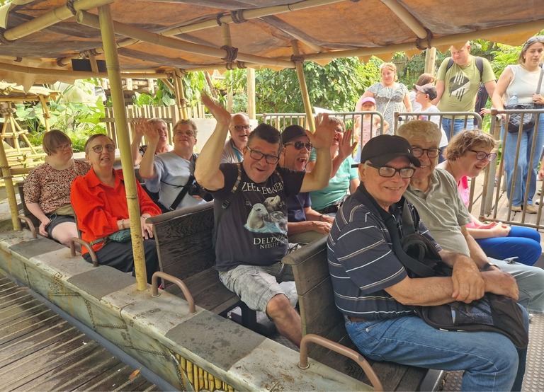 Buitenhof Reizen - Begeleide groepsreizen voor mensen met een verstandelijke beperking - Wildlands & Hunebedden - groep in attractie