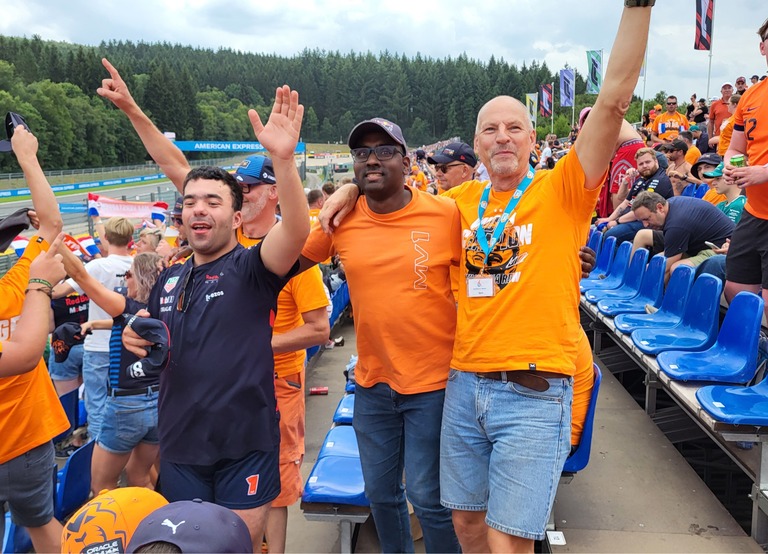 Buitenhof Reizen - Begeleide groepsreizen voor mensen met een verstandelijke beperking - Grand Prix Spa-Francorchamps - drie mannen juichen op de tribune