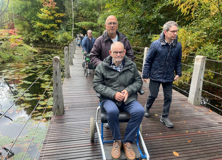 Buitenhof Reizen - Begeleide groepsreizen voor mensen met een verstandelijke beperking - Op safari op de Veluwe - wandelende reizigers