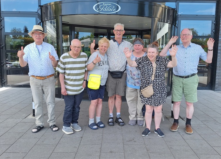 Buitenhof Reizen - Begeleide groepsreizen voor mensen met een verstandelijke beperking - All-inclusive Preston Palace - groep voor ingang