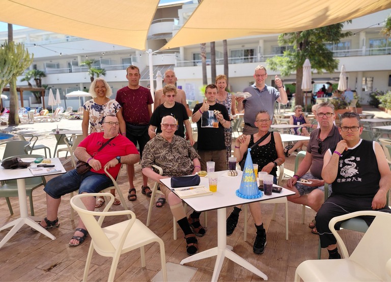 Buitenhof Reizen - Begeleide groepsreizen voor mensen met een verstandelijke beperking - Mallorca - groepsfoto bij het zwembad terras 