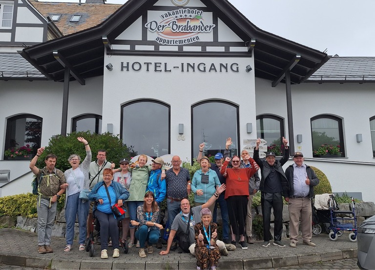 Buitenhof Reizen - Begeleide groepsreizen voor mensen met een verstandelijke beperking - Winterberg - groepsfoto voor het hotel