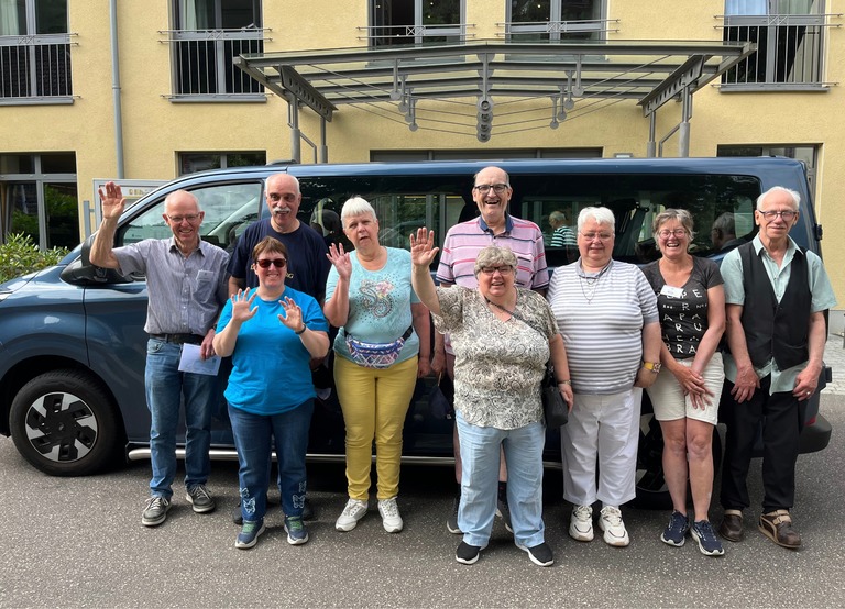 Buitenhof Reizen - Begeleide groepsreizen voor mensen met een verstandelijke beperking - Neuerburg in de Eifel - groepsfoto voor het hotel 