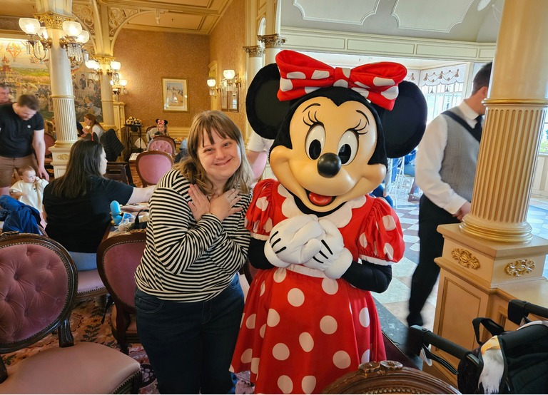 Buitenhof Reizen - Begeleide groepsreizen voor mensen met een verstandelijke beperking - Disneyland Parijs (RA) - reiziger met Minnie