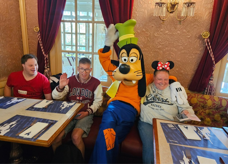 Buitenhof Reizen - Begeleide groepsreizen voor mensen met een verstandelijke beperking - Disneyland (ra) (5) - reizigers met goofy