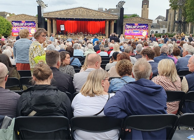 Buitenhof Reizen - Begeleide groepsreizen voor mensen met een verstandelijke beperking - AndrÃ© Rieu op het Vrijthof (ra) - publiek
