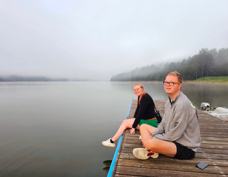 Buitenhof Reizen voor mensen met een verstandelijk beperking - Jongeren - Op avontuur in TsjechiÃ« - reizigers op vlonder bij meer