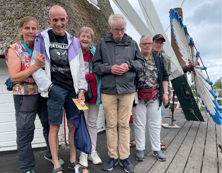 Buitenhof Reizen - Drents Beilen - begeleide groepsreizen voor mensen met een verstandelijke beperking- Reizigers bij molen