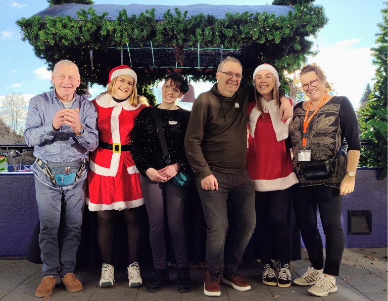 Buitenhof Reizen - Kerstfeest in Preston Palace - begeleide groepsreizen voor mensen met een verstandelijke beperking - reizigers met kerstvrouwen