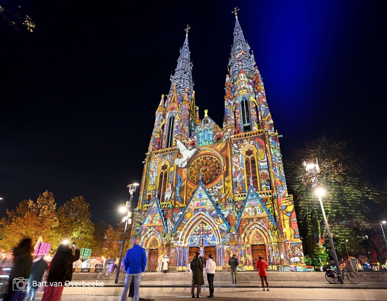 Buitenhof Reizen - Glow Eindhoven- begeleide groepsreizen voor mensen met een verstandelijke beperking - Lichtshow kerk buitenkant