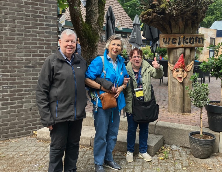 Buitenhof Reizen - Rondje Limburg - begeleide groepsreizen voor mensen met een verstandelijke beperking - twee reizigers met een begeleider
