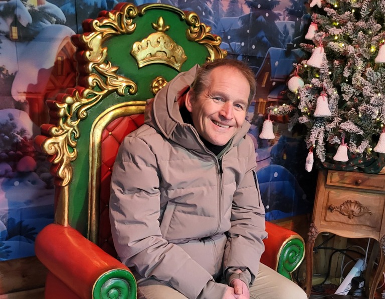 Buitenhof Reizen - De mooiste kerstshows van Intratuin - begeleide groepsreizen voor mensen met een verstandelijke beperking - reiziger in kerststoel