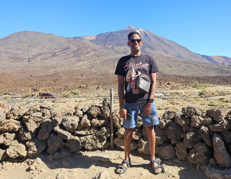 Buitenhof Reizen - Oud en Nieuw op Tenerife - begeleide groepsreizen voor mensen met een verstandelijke beperking - mannelijke reiziger bij berg