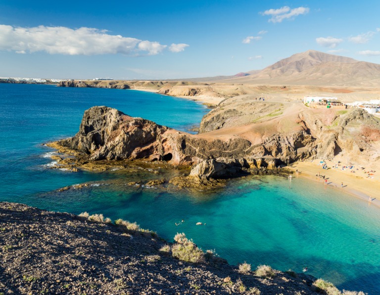 Buitenhof Reizen - Lanzarote - begeleide groepsreizen voor mensen met een verstandelijke beperking - strand met rotsen Lanzarote
