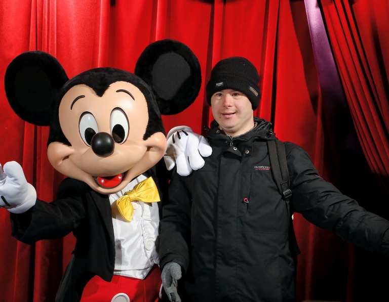 Buitenhof Reizen - Disneyland in de winter - begeleide groepsreizen - reiziger met mickey mouse